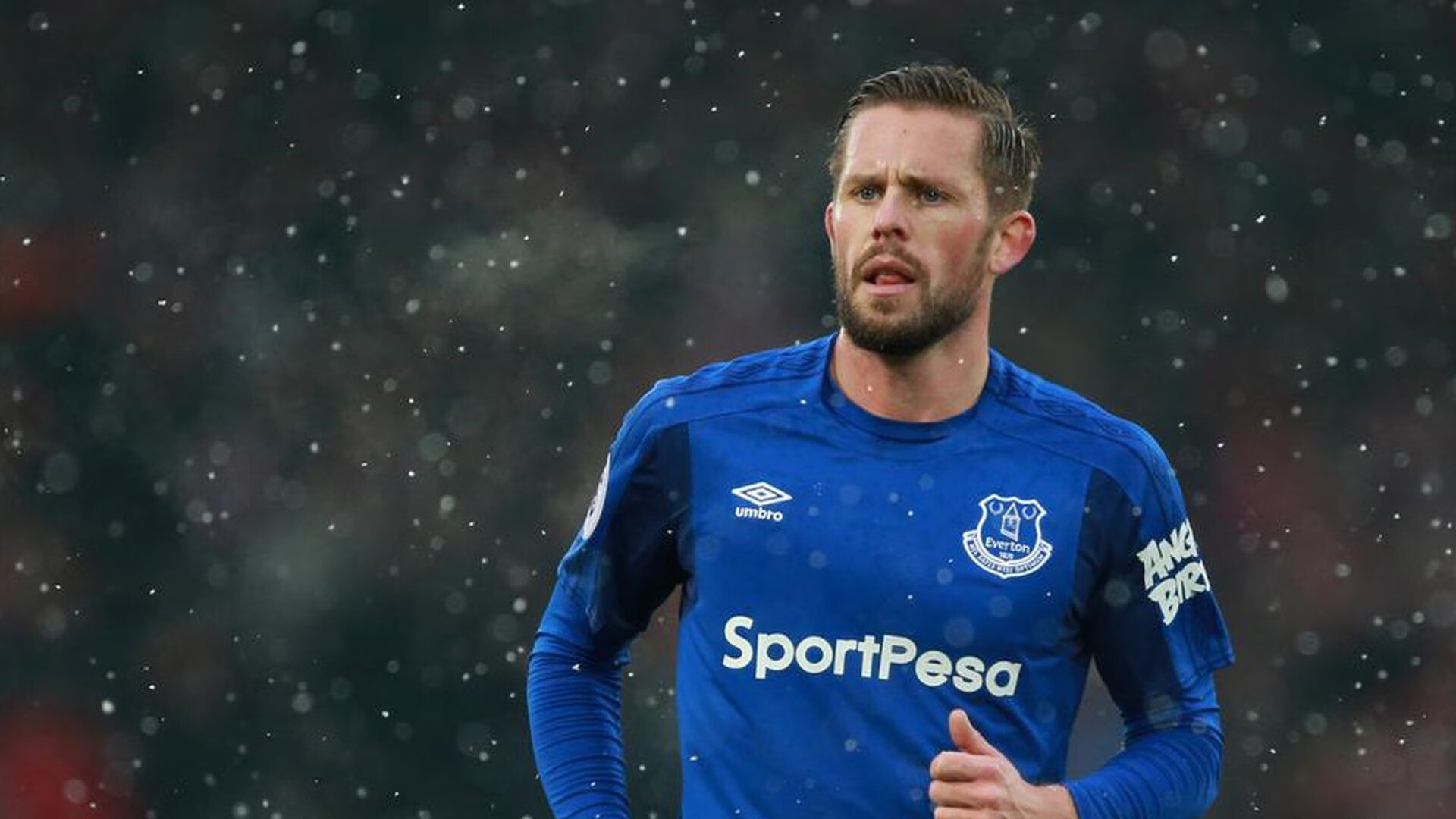 当胜负让位于生命，国安重伤倒地，巴萨全队围拢祈祷的感人一幕，胜负之外，生命至上，巴萨全队为重伤国安球员围拢祈祷