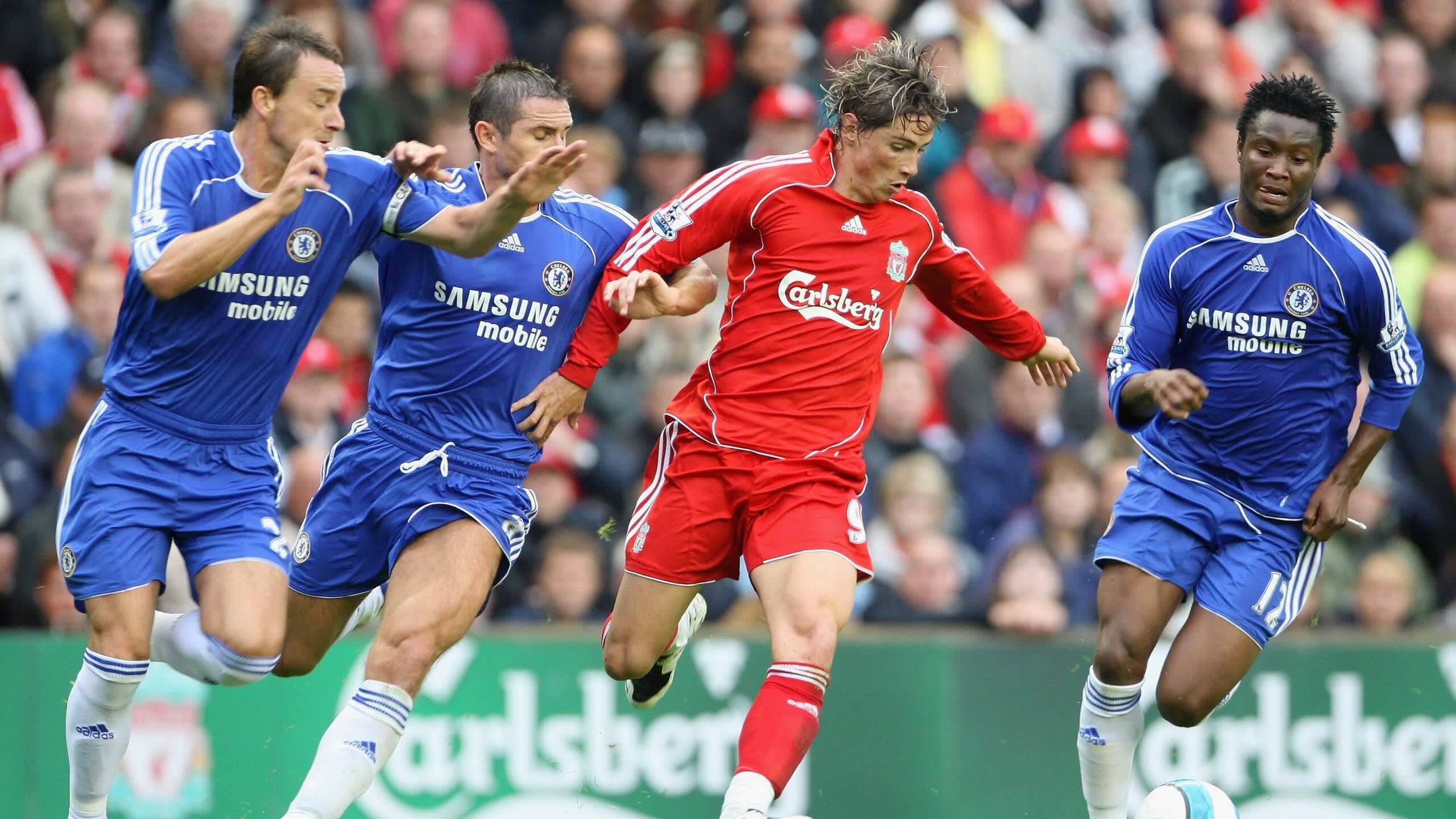 红黑风暴席卷伯纳乌,AC米兰完美表现令皇马无解,赛后教练深情拥抱彰显团队力量,红黑风暴致胜伯纳乌,拥抱凝聚团队力量